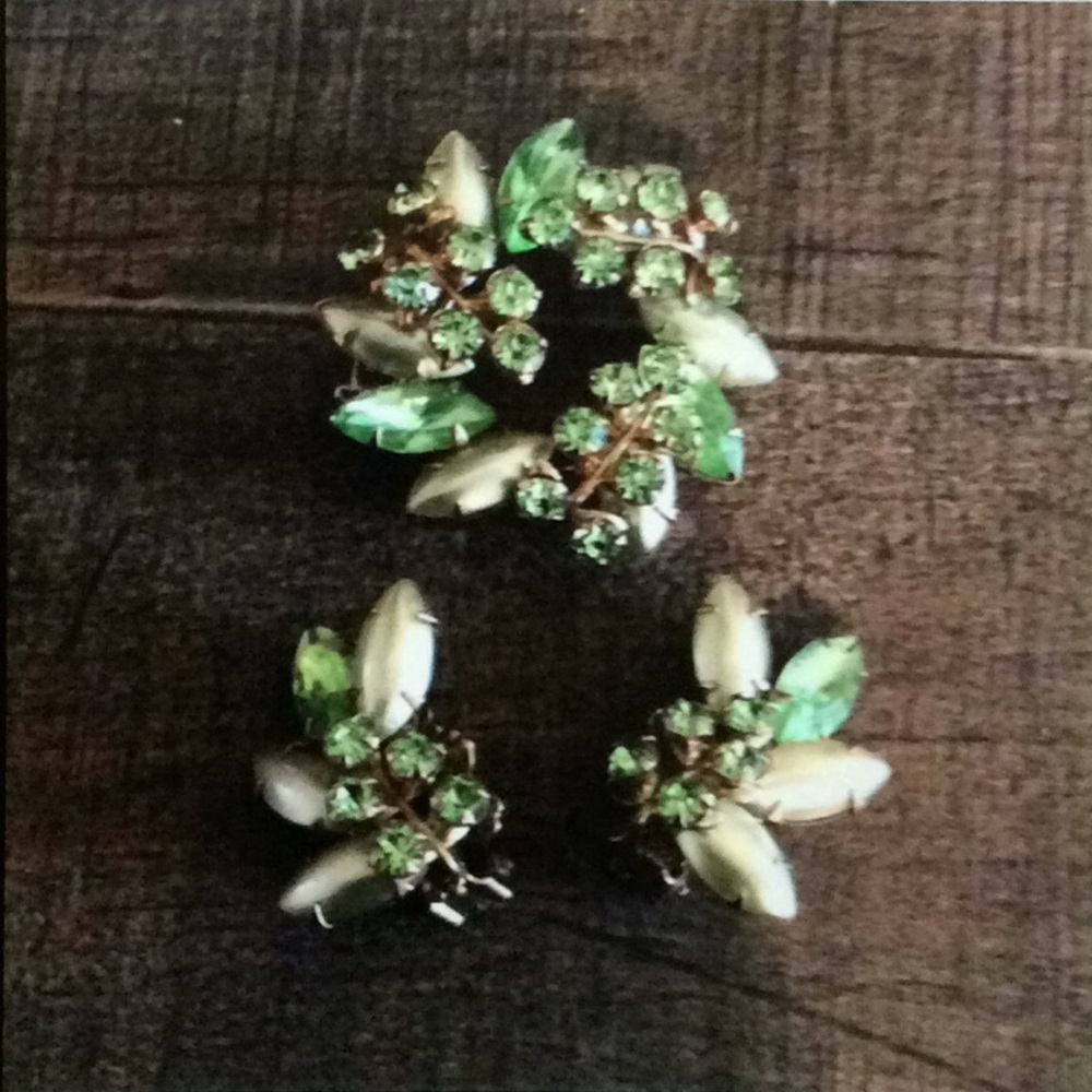 Vintage brooch with clip earrings